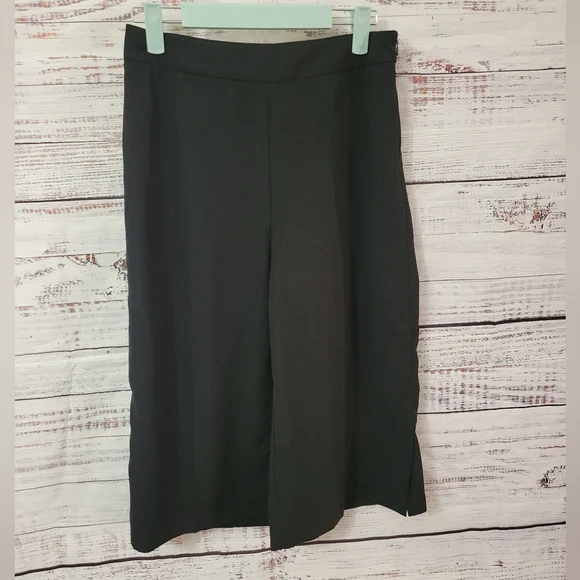 Sapphire Red S6 Wide Leg Black Capris