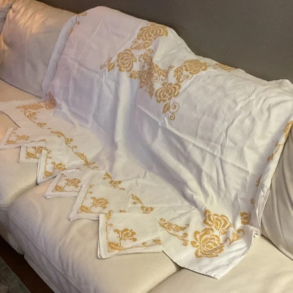 Elegant White and Gold Tablecloth and 6 napkins