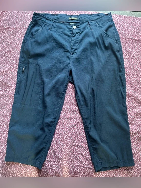 Khombu Navy Women’s lightweight Capris