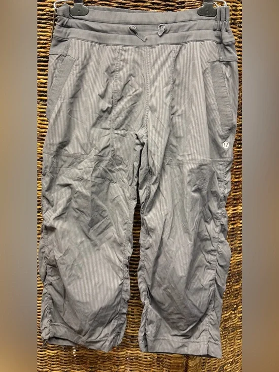 lululemon athletica women’s Light Gray Pinstripe Cropped Pants - Size:8‎
