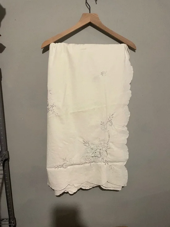 Beautiful embroidered table linen 60 x 90