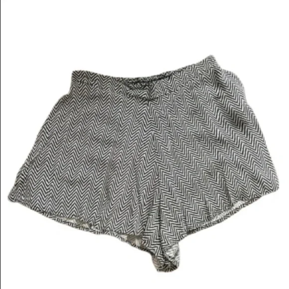 FOREVER 21 Black and White Chevron Shirred Waist Shorts Size Medium