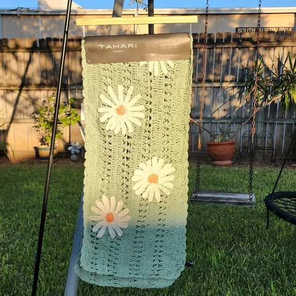 TAHARI HOME Green Crochet with White Daisies Table Runner 16