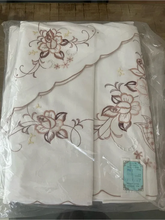 NEW Vintage 100% cotton White Embroidered Floral Linen tablecloth Set