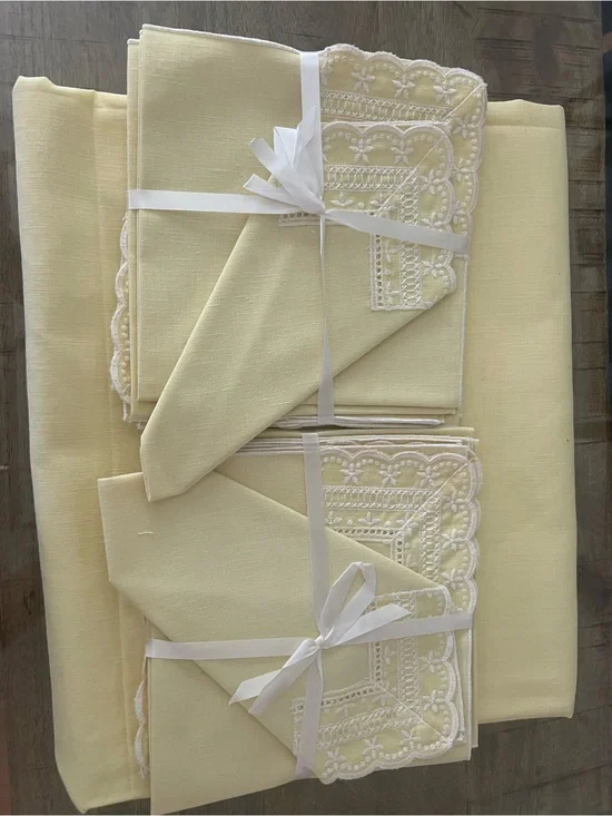 Vintage NEW Yellow Embroidered Linen 12 piece Napkin & tablecloth Set from Italy