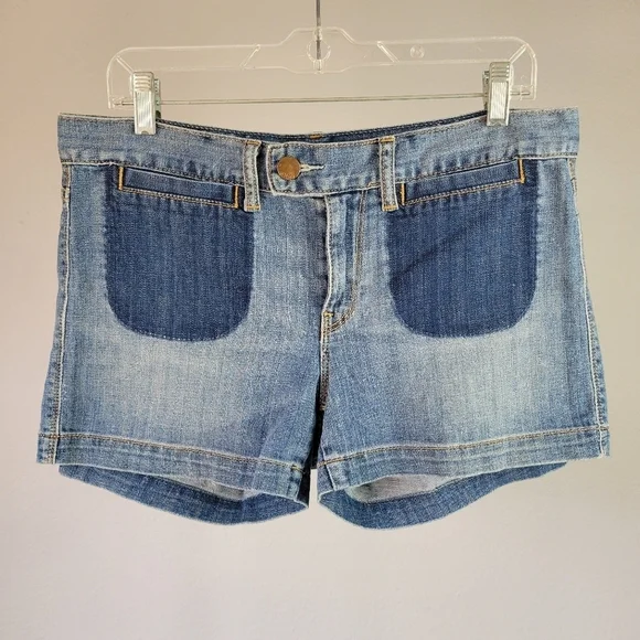 THE GAP // 1969 mid waist 5 pocket zippered side slit raw hem denim jean shorts