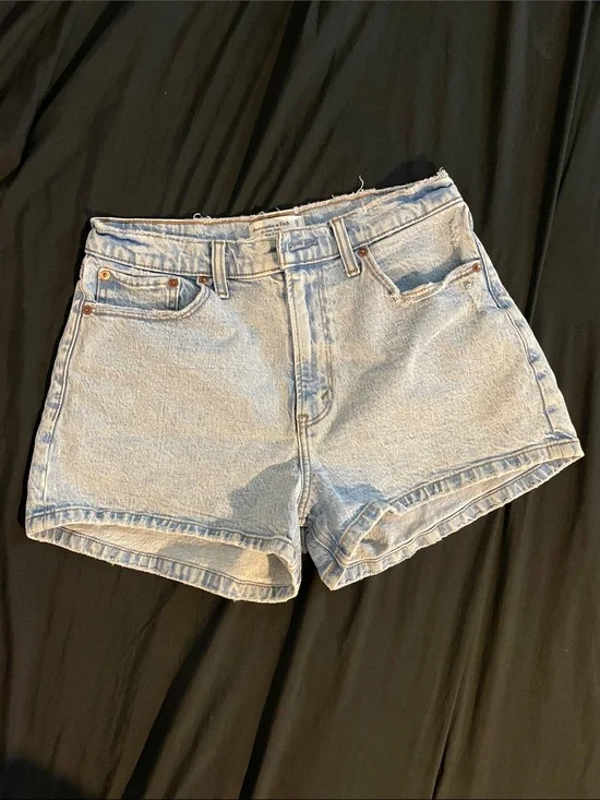 Abercrombie & Fitch Curve Love Mom Shorts High Rise Light Wash Denim Size 29 / 8