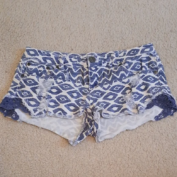Rue21 Geometric Blue & White Jean Shorts Women's 5/6
