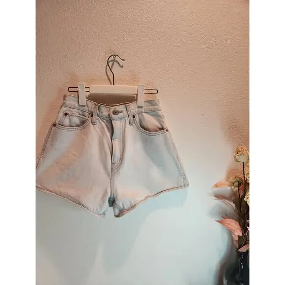 Levi’s Premium Women’s High-Waisted Denim Shorts Light Wash Size‎ 27