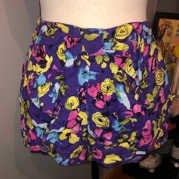 Floral short shorts with bow front‎