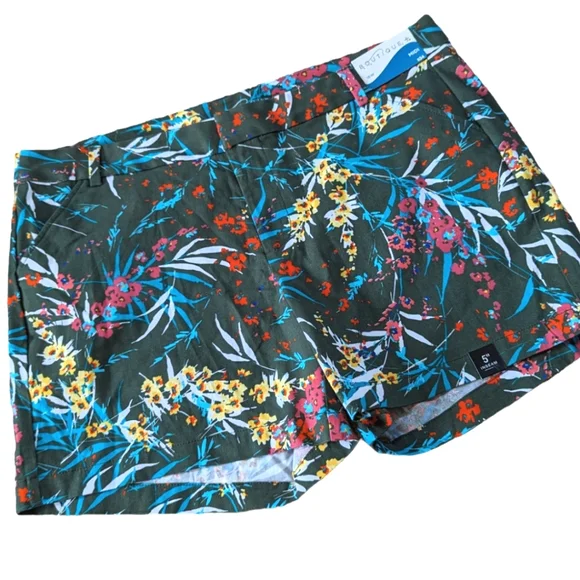 JCPenney, Green floral Chino style shorts. Size 16W