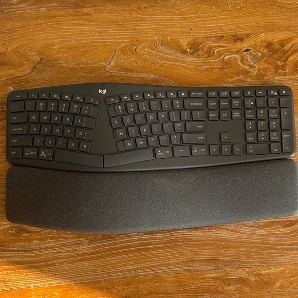 Logitech Black Wireless Keyboard ERGOK860