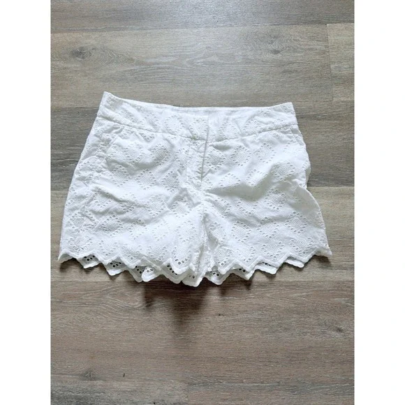 Crown & Ivy White Eyelet Cotton Scalloped Hem Shorts Size 6
