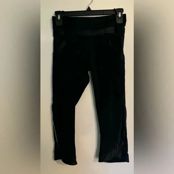 Lululemon Womens‎ Sz 4 Run Chase Me II Crops Black Leggings Capri mesh accents