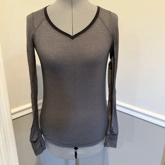 Lululemon Shirt Women's Race Me Long Sleeve Heathered Gray Gym Workout Lounge‎