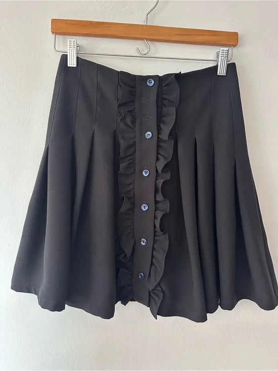 A.P.C button front mini skirt ruffle.  Flouncy skirt black size 34/xs