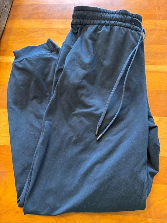 4 pairs of Women’s Lululemon Pants Bundle