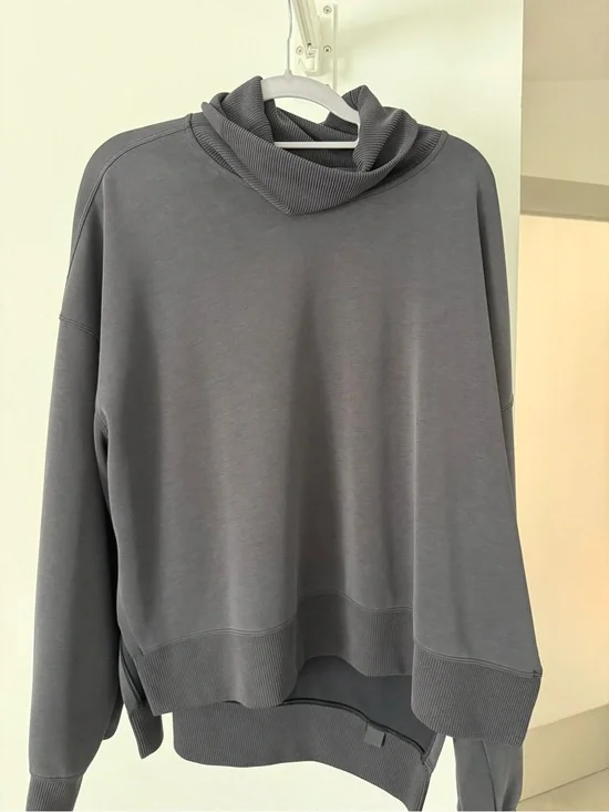 Lululemon Gray High-Low Hem Turtleneck