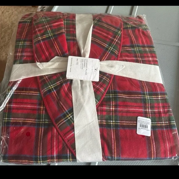 Plaid Holiday Women’s Bathrobe and Slippers