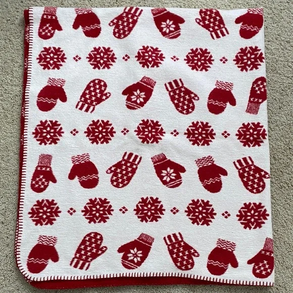 Docofil Snowflakes/Mittens Holiday Throw.