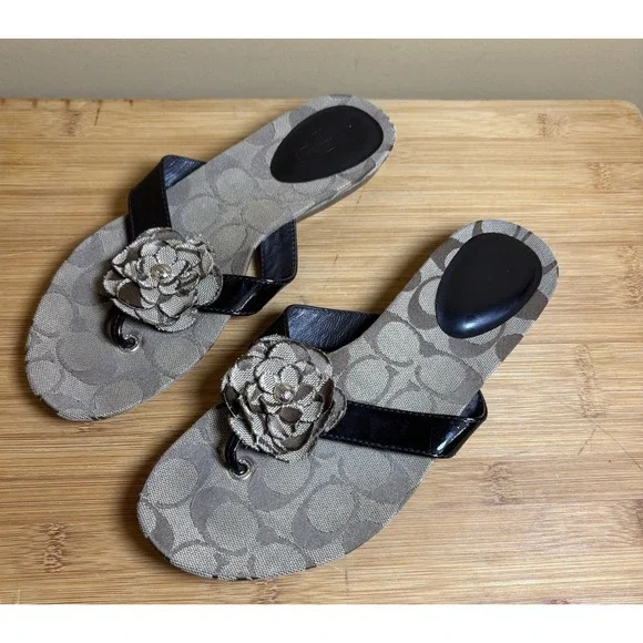 Women's Signature Coach Slip On Sandals 7B Brown Patent Leather Strap- Flower‎