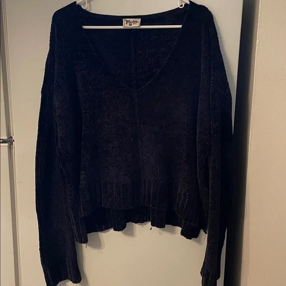Show Me Your MuMu‎ Small V-Neck Stylish Black Sweater Comfort Soft