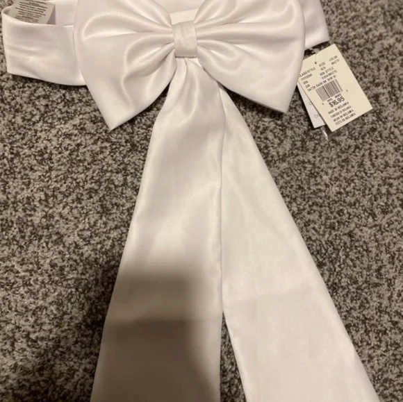 White bow for flower girl