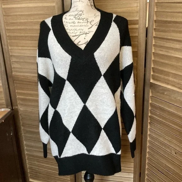 Black Tape NWT size small Black and white sweater. Excellent condition.