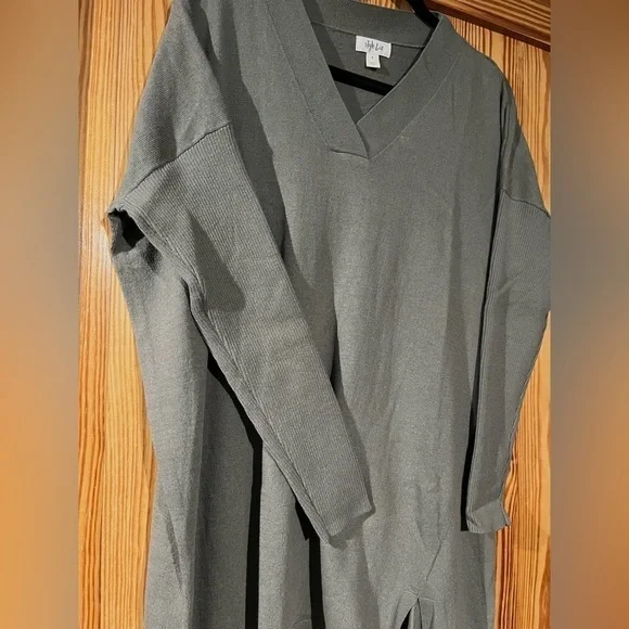 Army Green V-Neck Relaxed Fit Tunic Sweater Woman's Size Small