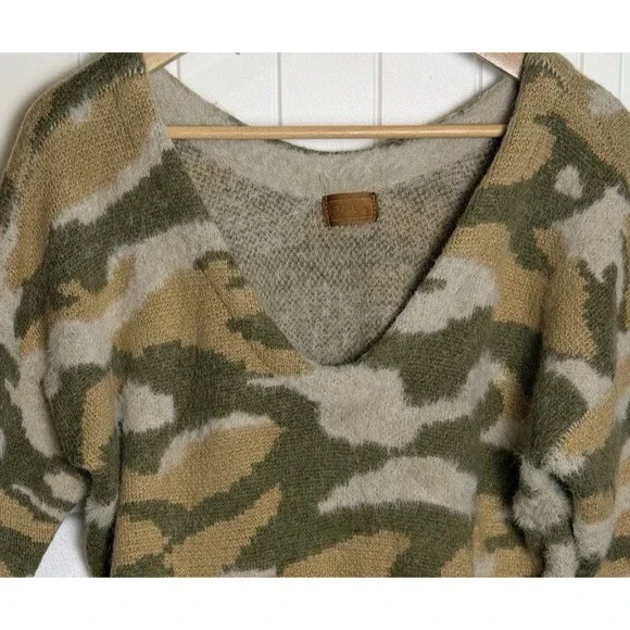 POL Camo Sweater THICK V-Neck Women's Size Small Long Sleeve Green Camouflage