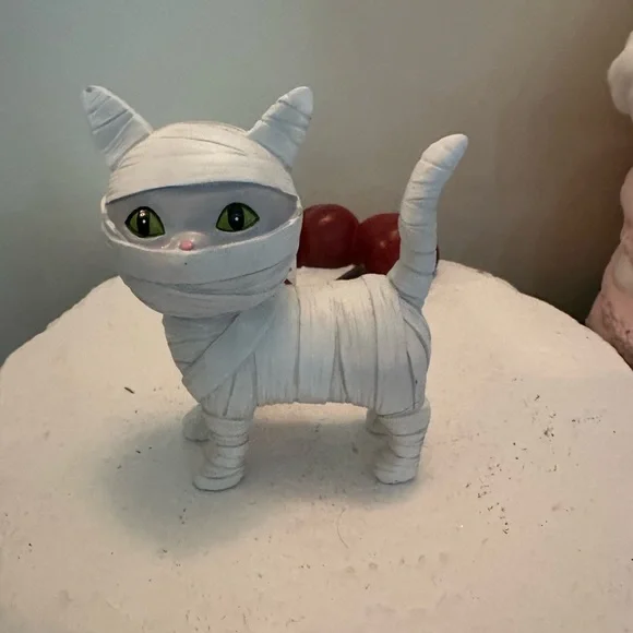 Halloween Resin White Mummy Cat Figurine