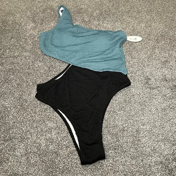 Lnadays bathing suit one piece size medium
