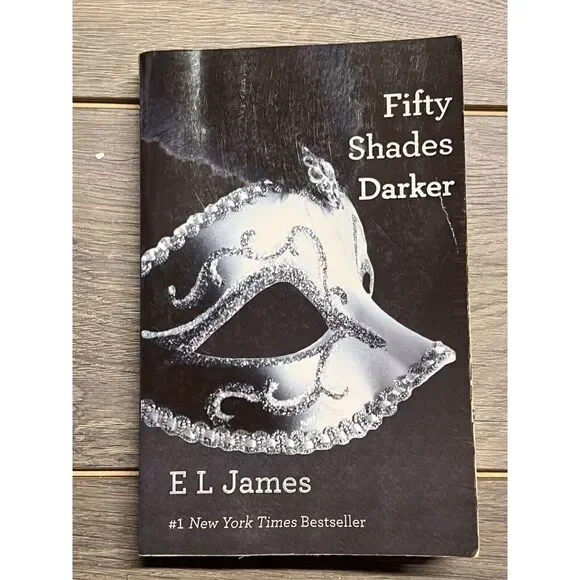 Fifty Shades Darker : Book Two of the Fifty Shades Trilogy by E. L. James (2013,