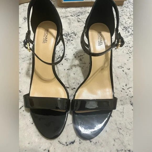 NEW women’s Michael Kors Simone Mid Sandals patent shiny leather- Black US 10M