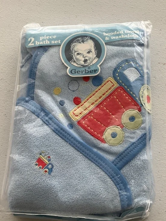 🌺6.00 final price-Gerber Hooded Towel & Washcloth Set with Red Truck Applique