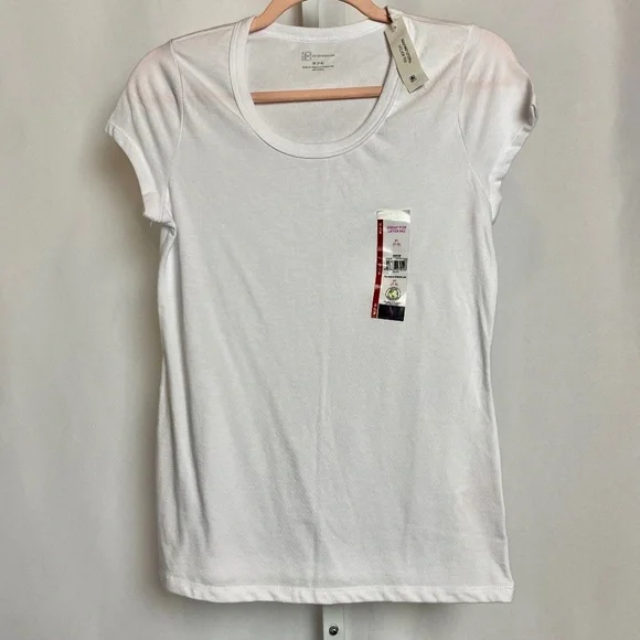 💙5/$15 NWT No Boundaries Womenʻs White Short Sleeve Scoop Neck Tee Medium