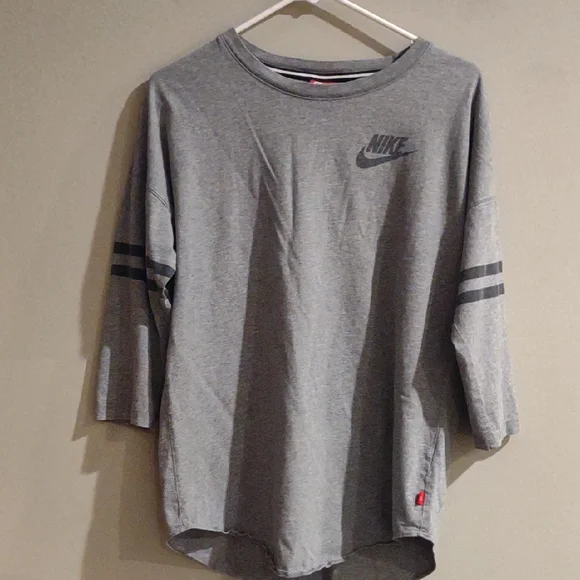 Vintage Nike Women's Medium 3/4‎ Sleeve Gray Graphic Tee
