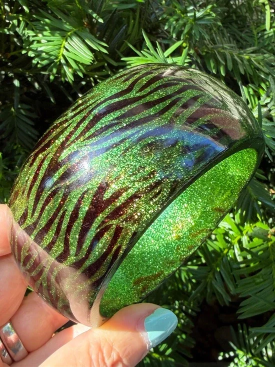 VINTAGE LUCITE PLASTIC ZEBRA PRINT GREEN GLITTER SPARKLE WIDE BANGLE BRACELET