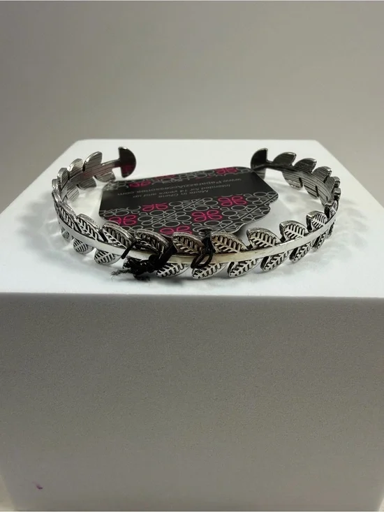 🩷5/$10🩷 paparazzi Silver Leaf Cuff Bracelet