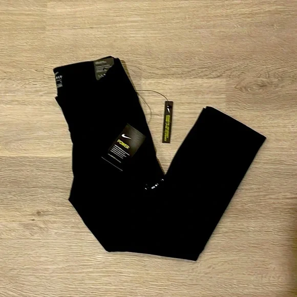 NWT. The Nike Power Pocket Hyper Tight Fit Crop Tights