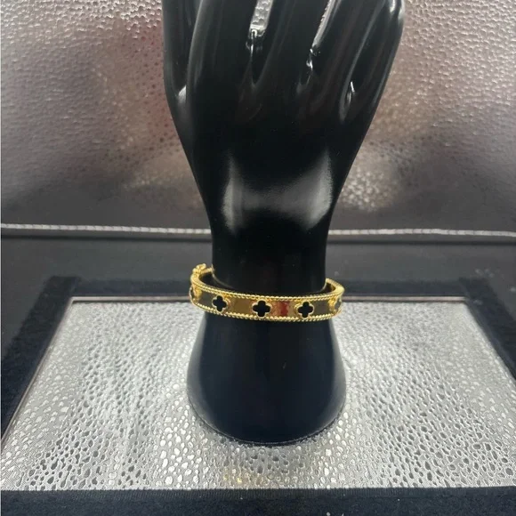Elegant Gold Clover Bracelet