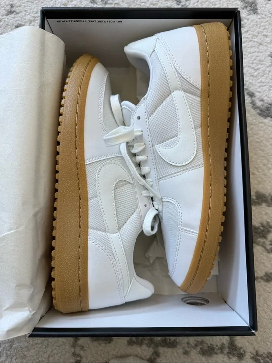 Women’s Nike Field General Sneakers, white / gum sole NWT NIB