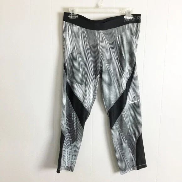 Nike Pro Size XL Cropped Black & White Gym Pants