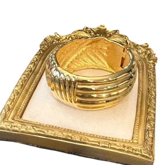 Wide Chunky Linear Ribbed Gold Tone‎ Bangle Bracelet Vintage Jewelry Boho Mod