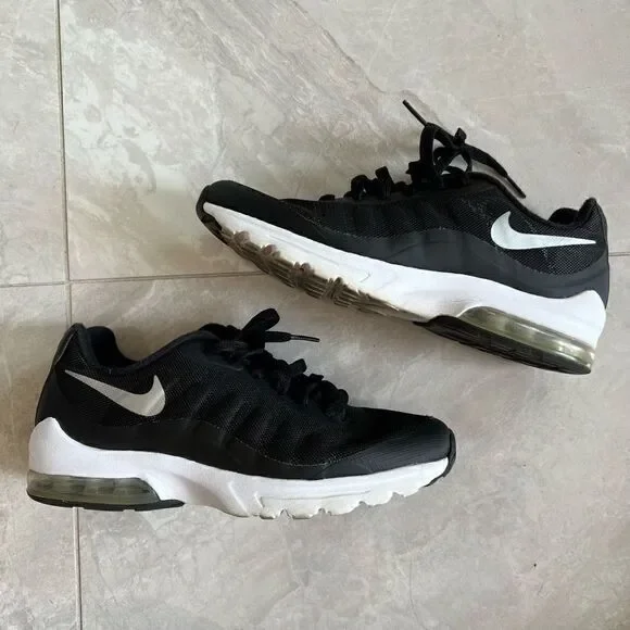 Women's Nike Air Max Invigor Black White Size 7.5