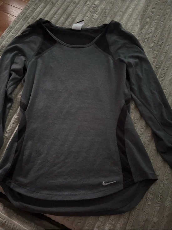 Nike Women's Charcoal Gray Long-Sleeve Athletic Top
