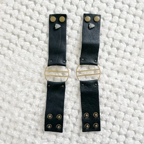 Two‎ leather brackets black gold