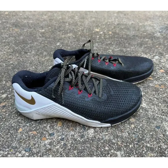 Nike Womens Metcon 5 Size 7.5 AO2982-076 Black Metallic X Gold Sneaker Shoes EUC