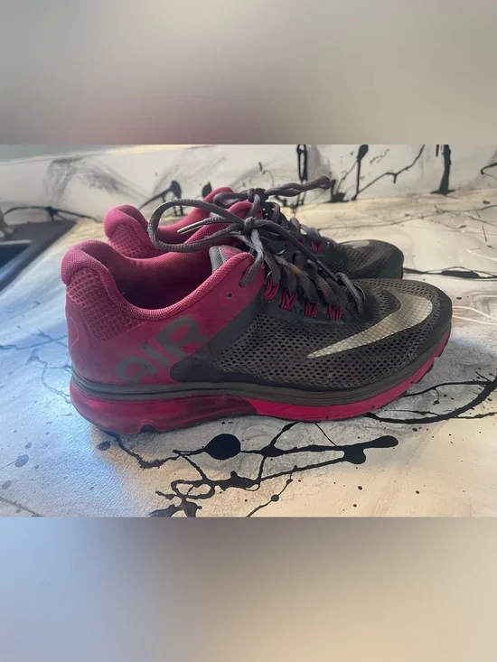 Nike Women's Black and Pink Air Cushion Athletic Shoes