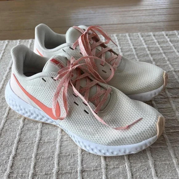 Nike Revolution 5 running shoes summit white orange pearl size 6.5